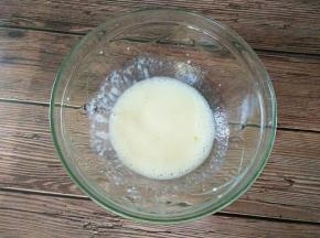 把色拉油与纯牛奶混合，搅打到融合乳化