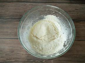 筛入白鲨佩低筋面粉和奶粉，翻拌均匀至无颗粒状