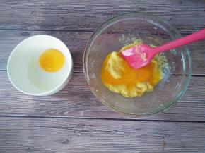 蛋黄一个一个加入面糊中，每加一个蛋黄要拌均匀再加入下一个，拌匀