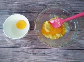 蛋黄一个一个加入面糊中，每加一个蛋黄要拌均匀再加入下一个，拌匀