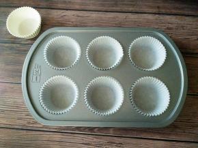 把纸杯套在ACA六连模中，也可以套在蛋挞模上