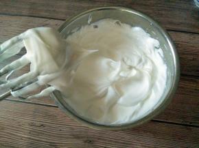 蛋白中滴几滴柠汁，白糖分三次加入蛋白中打发，打到干性发泡，即是打蛋头出现直钩