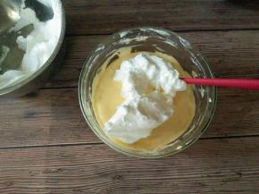 取三分之一蛋白糊到蛋黄糊中，以翻拌加切拌的手法拌均匀，再加入剩下的一半的蛋白糊到面糊中，继续以同样手法拌匀