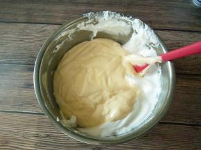 把拌好的面糊倒回剩余的蛋白糊中的，继续以翻拌加切拌的手法拌匀