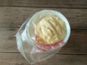 把面糊装入大号裱花袋中