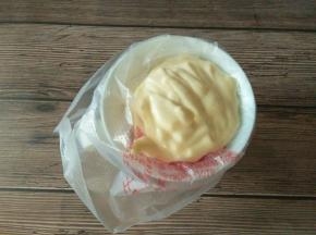 把面糊装入大号裱花袋中