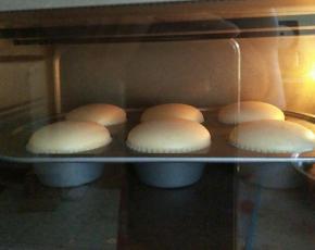 放入预热好的烤箱中层，上火160度，下火150度烤30分钟