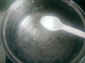 锅中烧水，水开后放少许盐