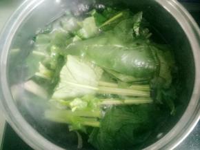 放入菠菜焯水