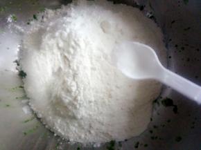 菠菜放盆中，放入面粉，少许盐