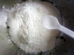 菠菜放盆中，放入面粉，少许盐