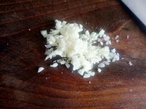 这时候来做其它配料，蒜拍散切末