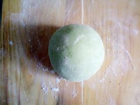 面团醒好了，案板上撒上面粉，取一部分把面团揉光滑，这时候可以烧水了