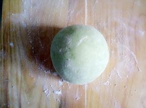 面团醒好了，案板上撒上面粉，取一部分把面团揉光滑，这时候可以烧水了