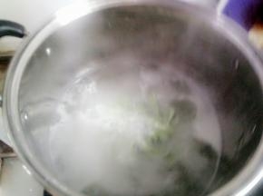 水烧开了，下入面条