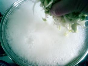 二开的时候放入黄豆芽，点一点水，三开的时候再点一次水就可以了