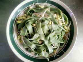 面条煮好以后捞入碗中