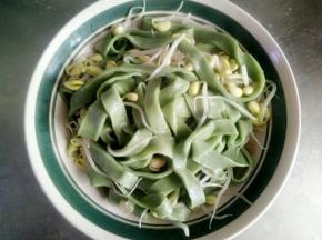 面条煮好以后捞入碗中