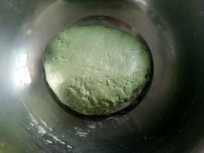 放入面粉揉成面团醒半个小时以上