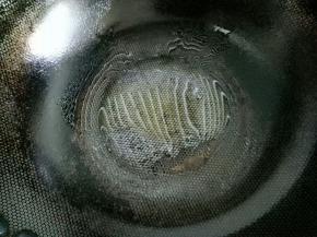 热锅中放一点油