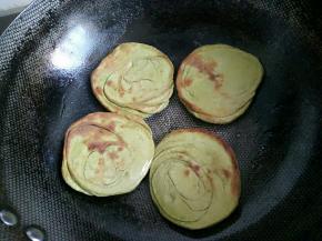 一面烙上色翻面(这个饼颜色比较深，稍微一上色就看着色很重)，勤翻翻