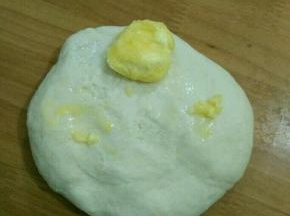 揉到初步扩展阶段后加入软化的黄油。