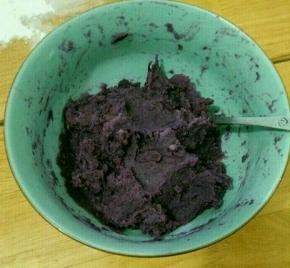 紫薯去皮蒸熟，趁热加入白糖，用勺子压成泥。