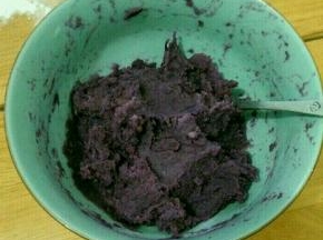 紫薯去皮蒸熟，趁热加入白糖，用勺子压成泥。