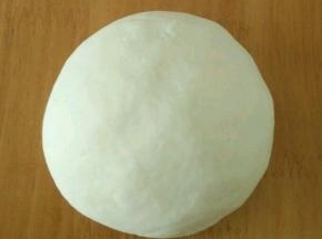 把面团充分排气，分成两份，饧15分钟左右。