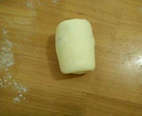 然后把面皮卷起来。