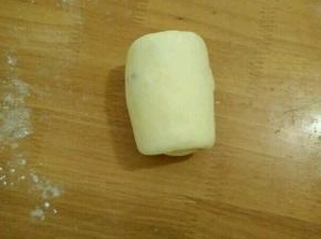 然后把面皮卷起来。