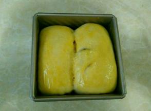 放到模具里，再次发酵至八分满。然后刷蛋液。