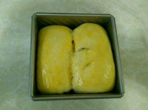 放到模具里，再次发酵至八分满。然后刷蛋液。