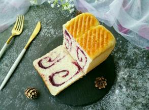 接着放入预热好的烤箱，上管140度下管130度，烤25分钟左右。