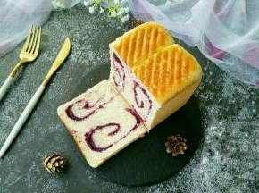 接着放入预热好的烤箱，上管140度下管130度，烤25分钟左右。