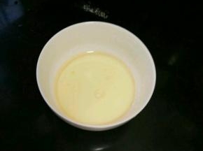 牛奶和玉米油混合均匀。