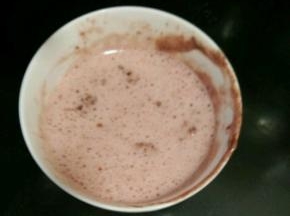 加入一勺蛋糕糊，翻拌均匀。