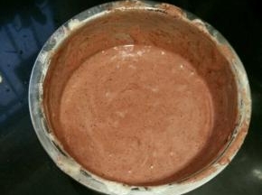 然后再倒回蛋糕糊里，继续翻拌至顺滑即可。