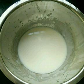 牛奶和玉米油混合，搅打至乳化。