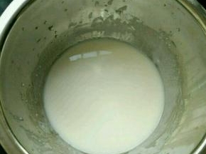 牛奶和玉米油混合，搅打至乳化。