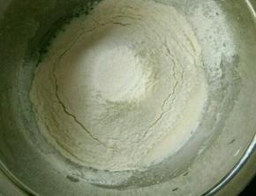 筛入低筋面粉，翻拌均匀。