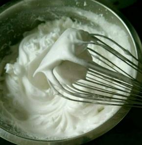 蛋清加入几滴醋，分三次加入白糖，打到湿性泡发，提起打蛋器有大弯钩即可。