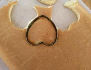 用爱心模具压出蛋糕片。