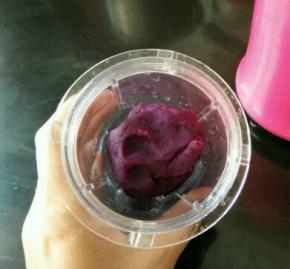 紫薯蒸熟，放入料理机杯，再加适量椰汁，打到细腻。