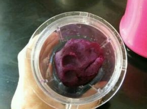 紫薯蒸熟，放入料理机杯，再加适量椰汁，打到细腻。