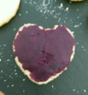 在一片蛋糕片抹一层紫薯泥。