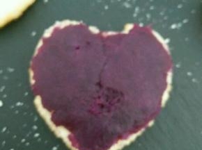 在一片蛋糕片抹一层紫薯泥。