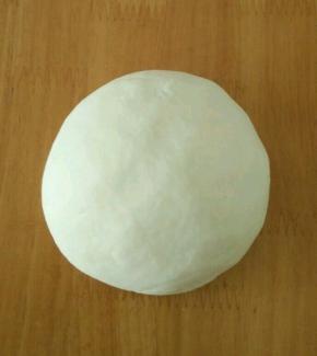 除抹茶粉和红曲粉外的材料混合，揉成面团。