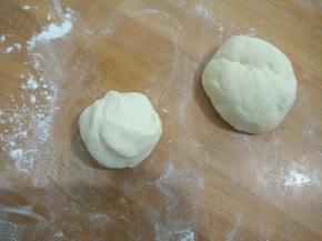 把面团分成三份，白色的留一小块，抹茶的大概50～100克，剩下的加入红曲粉，揉均匀。