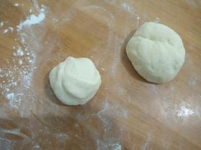 把面团分成三份，白色的留一小块，抹茶的大概50～100克，剩下的加入红曲粉，揉均匀。